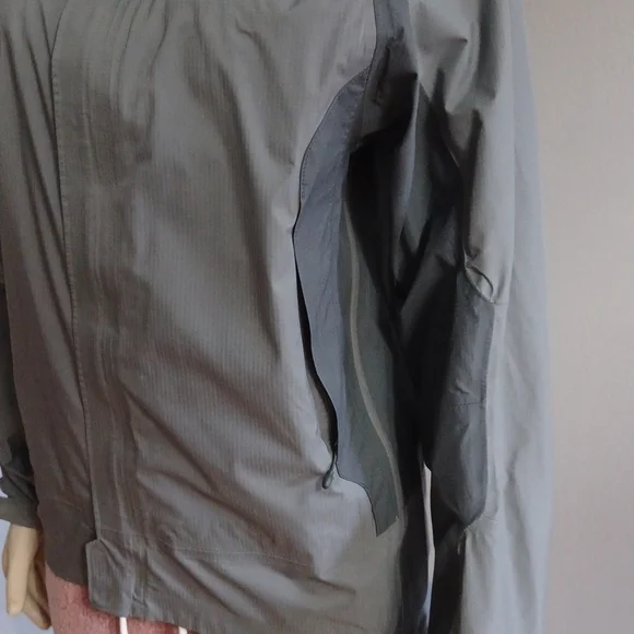 Outdoor Research Women's Shell Windbreaker hood zips into collar & side zip - Picture 4 of 15